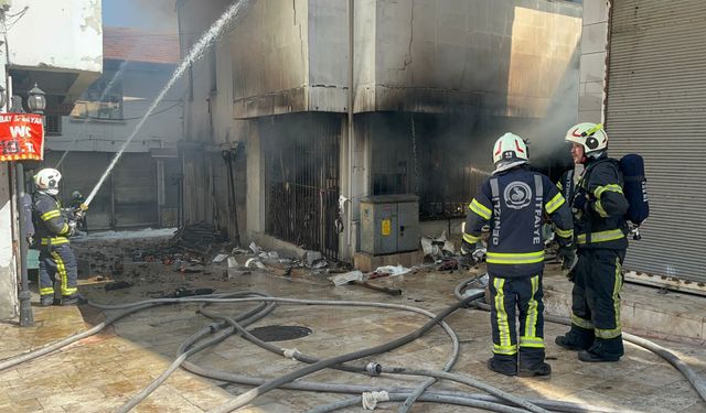Denizli'nin tarihi çarşısında çıkan yangın büyük endişe yarattı