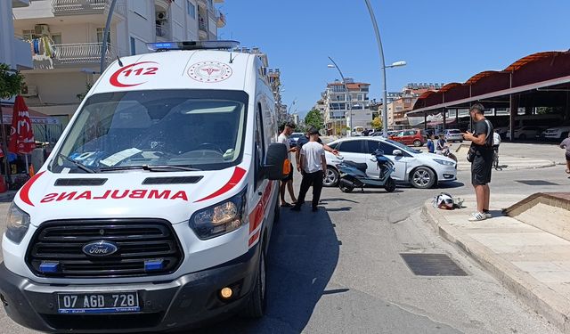 Otomobilin çarptığı motosikletli, havaya fırlayıp camın üzerine düştü