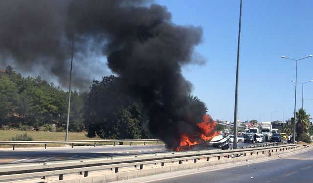 Manavgat'ta bariyerlere çarpan otomobil alev aldı: 2 yaralı
