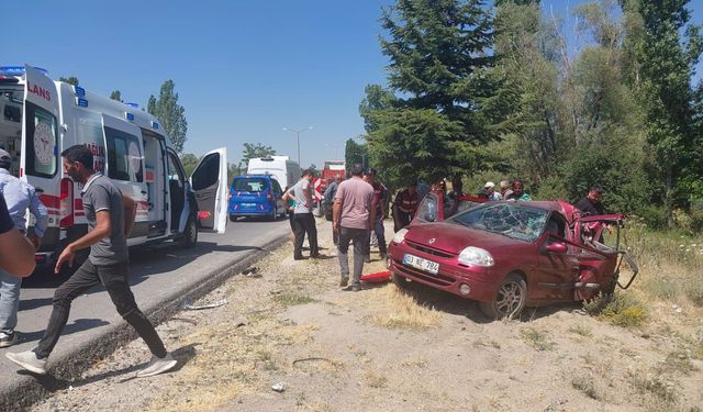 Afyonkarahisar'da tırı ile otomobil çarpıştı. 1 ölü, 5 yaralı