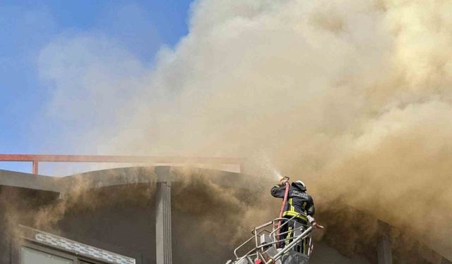Alanya’da inşaat halindeki apartmanın çatı katında çıkan yangın korkuttu