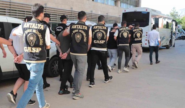 Antalya’da silahlı suç örgütüne eş zamanlı operasyon: 7 gözaltı