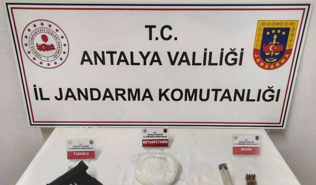Antalya’da uyuşturucu ve kaçak silah operasyonu: 1 kilo metamfetamin ele geçirildi