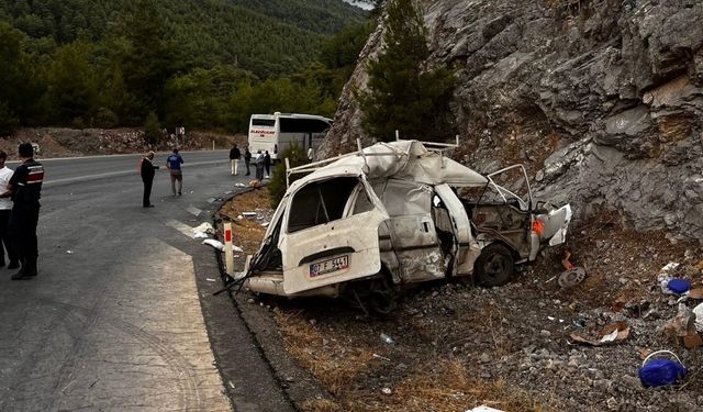 Antalya’da yolcu otobüsü ile hafif ticari araç çarpıştı: 1 ölü, 1 yaralı