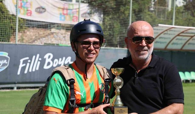 Dünya üçüncülüğü kupası ile Alanyaspor tesislerine paraşütle indi, Kupa’yı Başkan Çavuşoğlu’na takdim etti