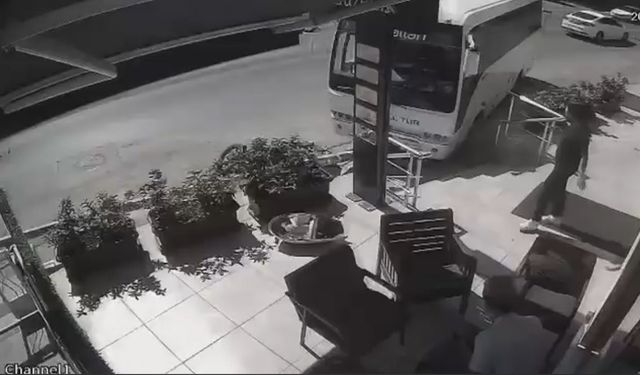 Freni boşalan servis midibüsü direğe çarparak durabildi