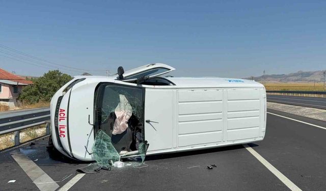 İlaç taşıyan araç bariyerlere çarparak devrildi