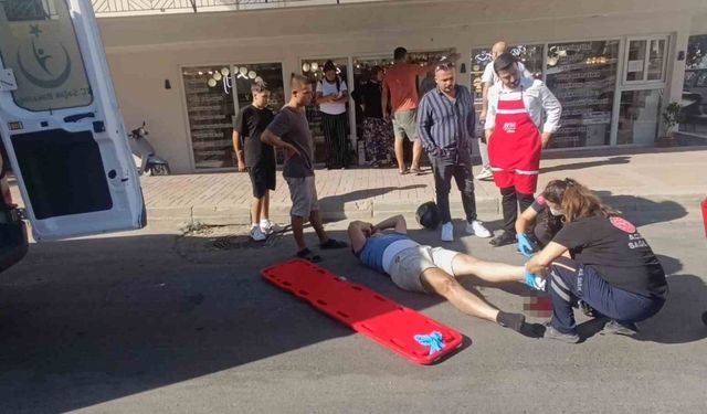 Otomobille çarpışan motosikletli metrelerce savruldu: O anlar kamerada