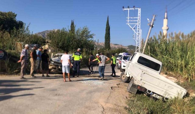 Serik’te otomobil ile kamyonet kafa kafaya çarpıştı: 2 yaralı