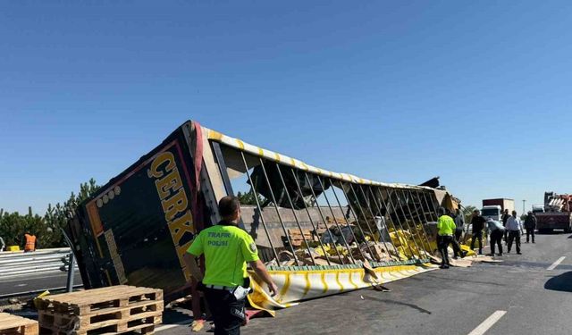 Sıvı yağ yüklü tır devrildi