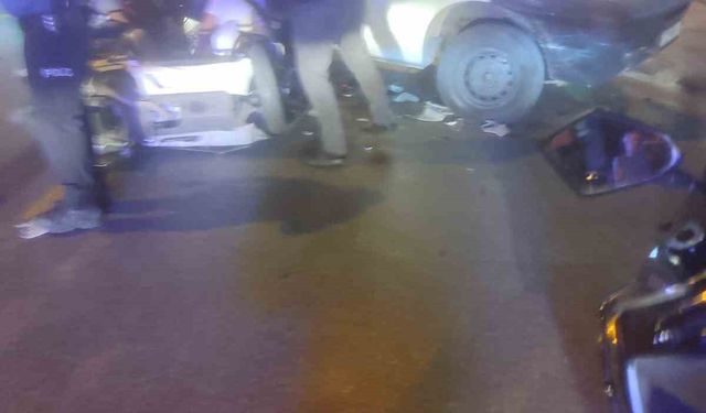 Tek şeritli caddeden ara yola geçmek isteyen kamyonetin çarptığı motosikletli ağır yaralandı