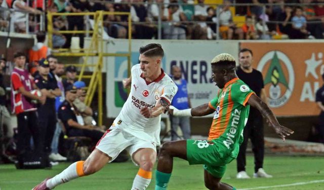 Trendyol Süper Lig: Corendon Alanyaspor: 0 - Galatasaray: 1 (İlk yarı)