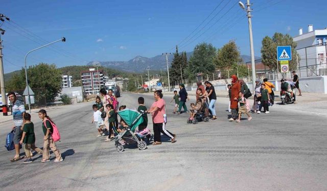 Veliler üst geçit için toplanıp çağrı yaptı