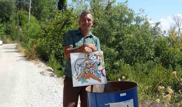 Yaptığı resimleri çöpe atıyor, koleksiyonerleri çöplük çöplük dolaştırıyor