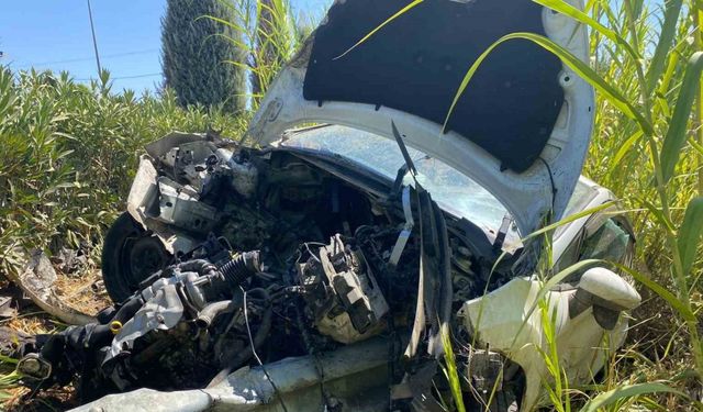 Yoldan çıkan otomobilin motoruna demir bariyer saplandı: 1 yaralı
