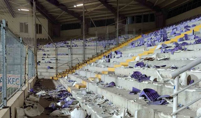 Afyonkarahisar’da olaylı maç, binlerce koltuğu söküp sahaya attılar