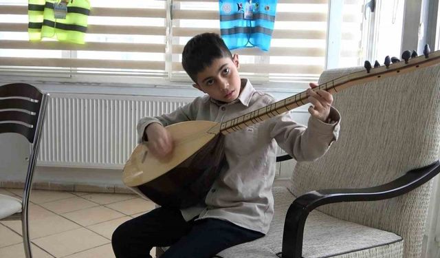 Bağlamayla 5 yıldır türkü söyleyen küçük müzisyenin hayali yazılım mühendisliği