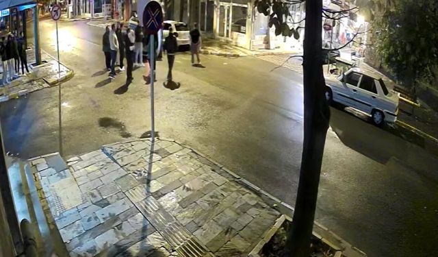 Devrilen araçtaki 8 aylık bebek camdan, baba ise aracın bagajından çıkartılarak kurtarıldı