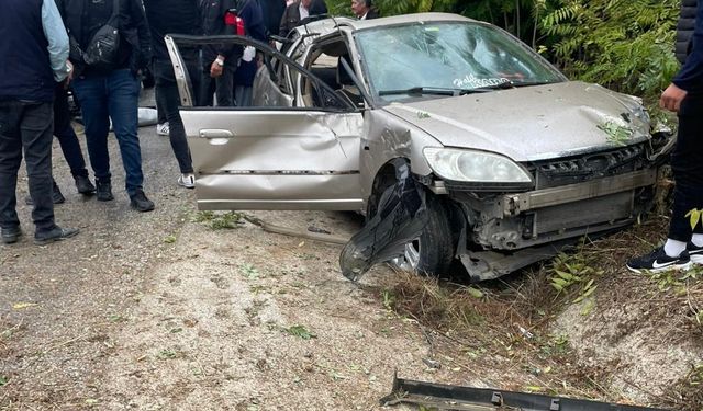 Düğün konvoyunda direksiyon hakimiyetini kaybeden araç şarampole yuvarlandı; 1 ölü 4 yaralı