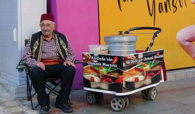 Isparta’da 11 yaşında başladığı mesleğinde 65 yıldır sokaklarda