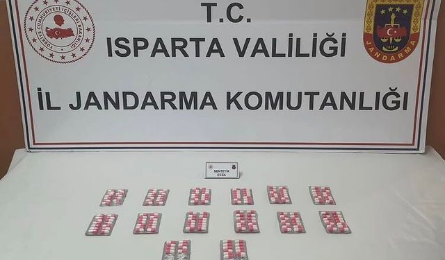 Isparta’da yol kontrolünde durdurulan araçta uyuşturucu hap ele geçirildi