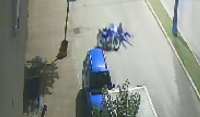Motosikletlinin yola savrulup olay yerinden uzaklaşması kamerada