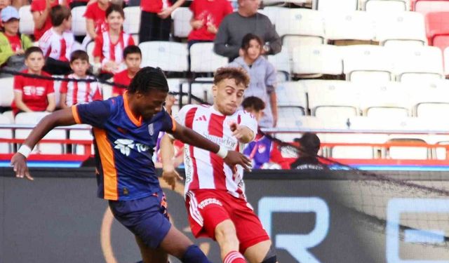 Trendyol Süper Lig: Antalyaspor: 0 - RAMS Başakşehir: 2 (İlk yarı)
