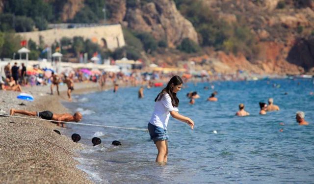 Türkiye kışı yaşarken, Antalya’da yazdan kalma günler devam ediyor