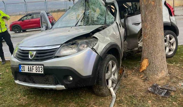Ağaca çarpıp ikiye bölünen otomobildeki kadın hayatını kaybetti
