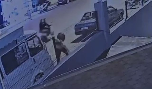 Alanya’da kaldırımdan geçen kadına yumruk ve bıçaklı saldırı güvenlik kamerasında