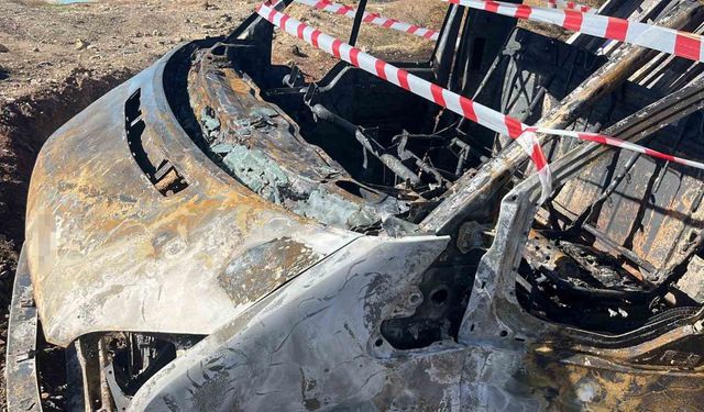 Alev alev yanan mutfak tüpü yüklü kamyonet küle döndü