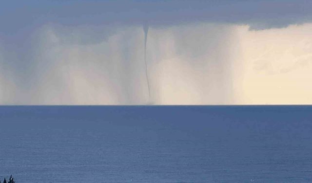 Antalya'da ardı ardına çıkan hortumlar kamerada