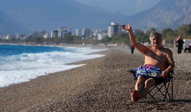 Antalya'da dün yağmur ve fırtına, bugün deniz keyfi