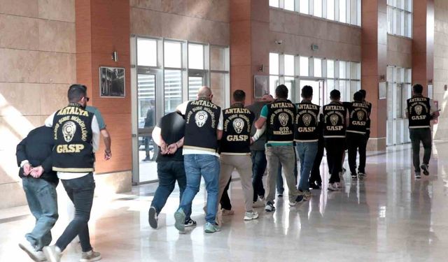 Antalya’da iş yerine zarar veren 10 şahıs tutuklandı