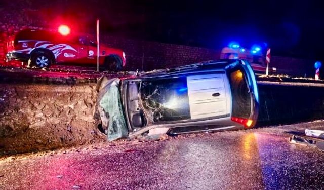 Antalya'da kontrolden çıkan otomobil yan yattı: 3 yaralı