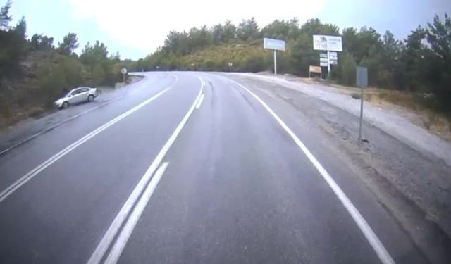 Antalya'da yağış nedeniyle kayganlaşan yolda otomobil takla attı: 2 yaralı