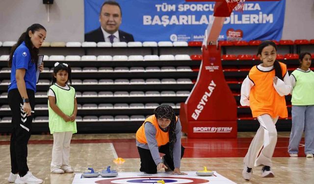 Büyükşehir kız çocuklarını floor curling sporu ile tanıştırdı
