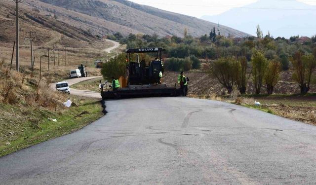 Dinar’ın köylerinde sıcak asfalt çalışmaları başladı