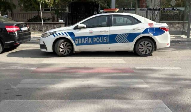 Ekip otosunu yaya yoluna park eden polis memuruna trafik cezası kesildi