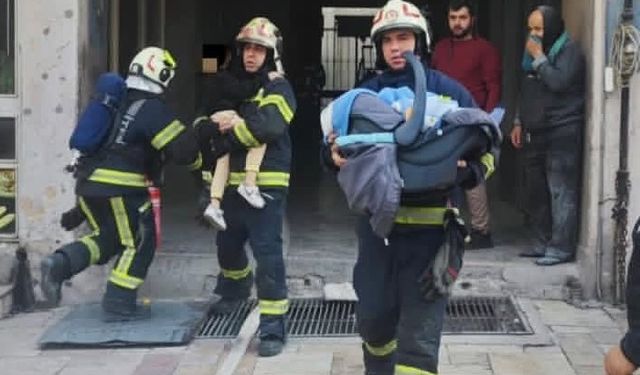 Ev olarak kullanılan iş hanında çıkan yangında 17'si çocuk 21 kişi kurtarıldı