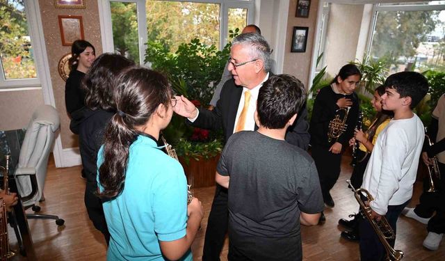 Geleceğin müzisyenlerinden Başkan Topaloğlu'na Öğretmenler Günü sürprizi