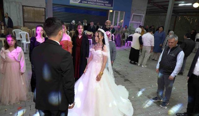 Gelin damat düğünü yarıda kesip Ata’sını andı