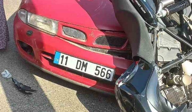 Motosiklet, ’U’ dönüşü yapan otomobile çarptı: 2 yaralı