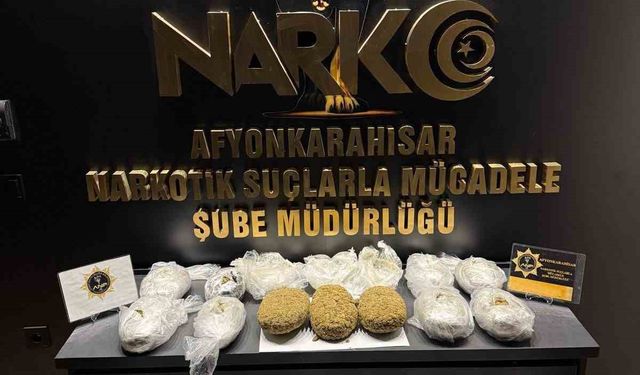 Otomobilin arka kapısının döşemesinin içerisine zulalanmış 11 kilo 500 gram uyuşturucu ele geçirildi