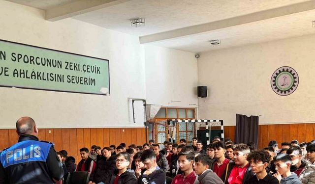 Polisten lise öğrencilerine yönelik eğitim çalışması