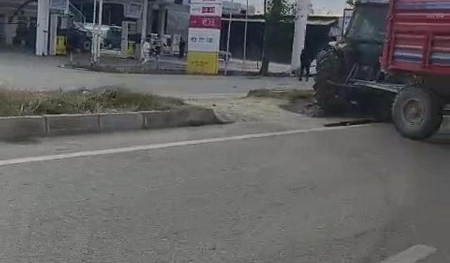 Refüjden yolun karşısına geçmek isteyen traktöre otomobil çarptı