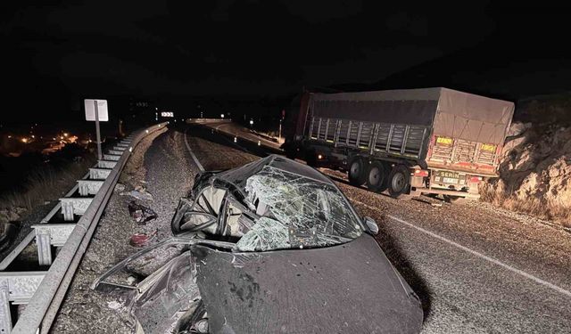 Tıra çarpan otomobilde 4 kişi yaralandı