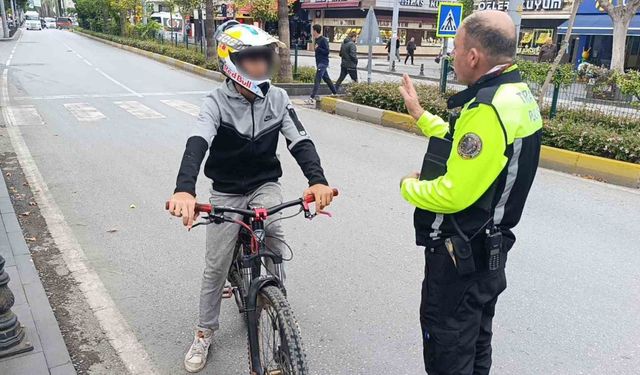 Trafik polisinden trafiği tehlikeye düşüren bisikletliye nasihat: "Bisiklete ceza yazılmaz diye düşünmeyin"
