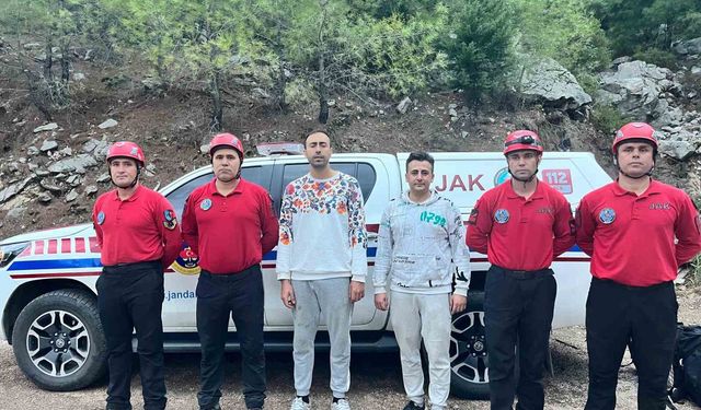 Yürüyüş sırasında kaybolan 2 genç, 15 saat sonra JAK timleri tarafından bulundu