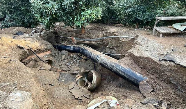 Alanya'da DSİ'ye ait sulama borusu patladı, park halindeki otomobil suyla birlikte portakal bahçesine sürüklendi